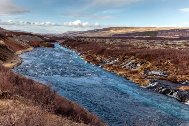 İzlanda 'da hraunfossar şelalesi
