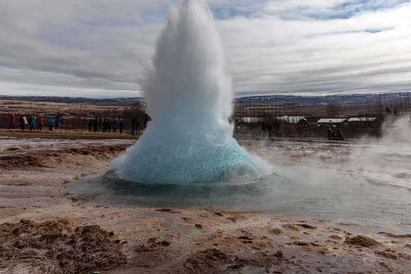 Erupce gejzíru Strokkur na Islandu — Stock fotografie