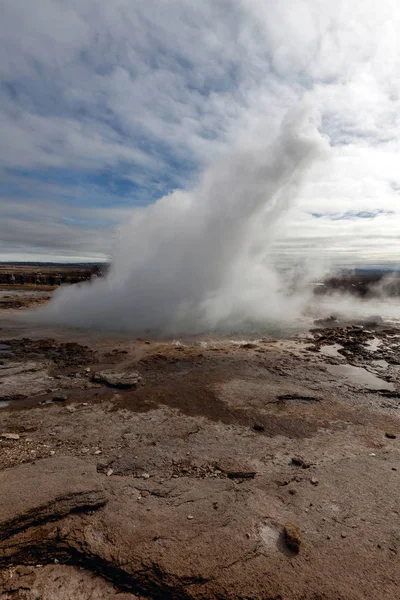 Ausbruch des Strokkur-Geysirs in Island — Stockfoto