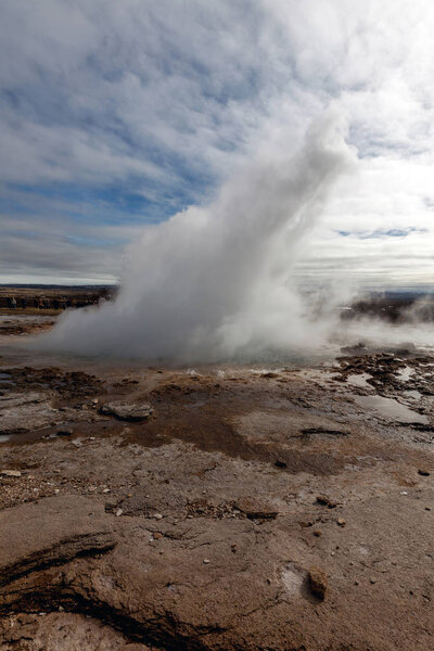 Извержение гейзера Strokkur в Исландии
