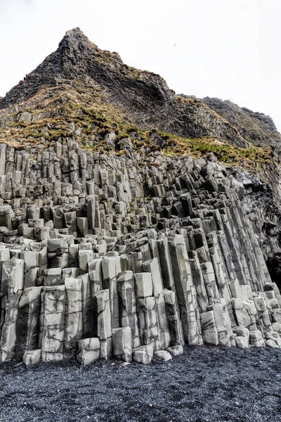 Felsformationen auf dem Reynisfjall in Island — Stockfoto