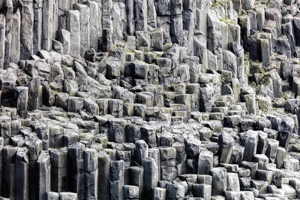 Скельними утвореннями, на горі Reynisfjall в Icelan — стокове фото