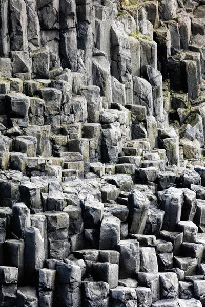 Formaciones rocosas en la montaña Reynisfjall en islandés — Foto de Stock