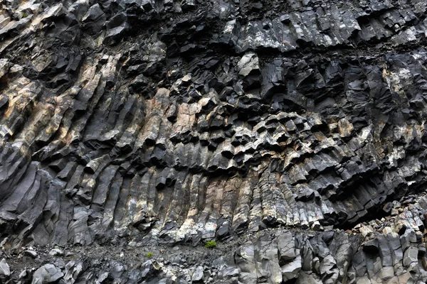 Formaciones rocosas en la montaña Reynisfjall en islandés — Foto de Stock