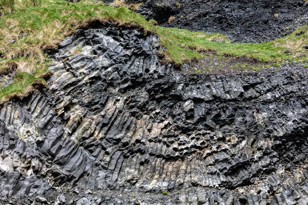 Formazioni rocciose sul monte Reynisfjall in Islanda — Foto Stock