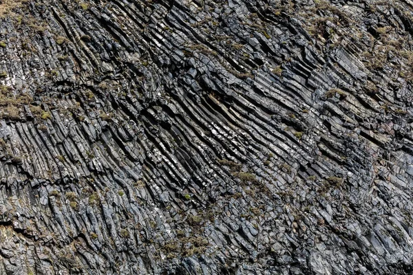 Formaciones rocosas en la montaña Reynisfjall en islandés — Foto de Stock