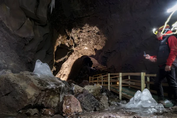 Всередині Vidgelmir Лавові тунелі — стокове фото