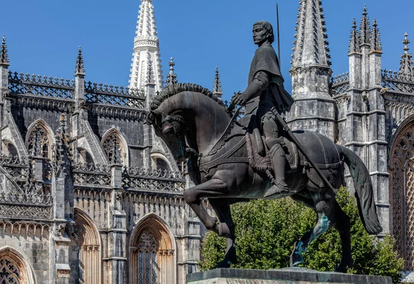 Staty av Nuno Alvares Pereira framför Batalha klostret — Stockfoto