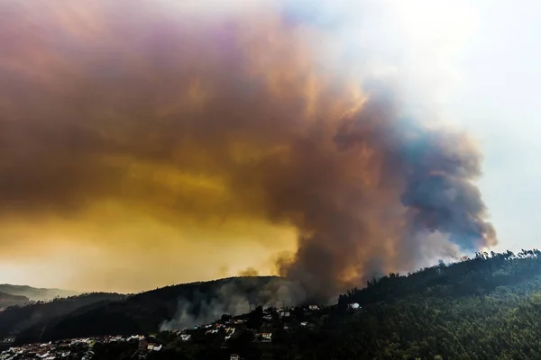 Incendios forestales cerca de Coimbra, Portugal — Foto de Stock