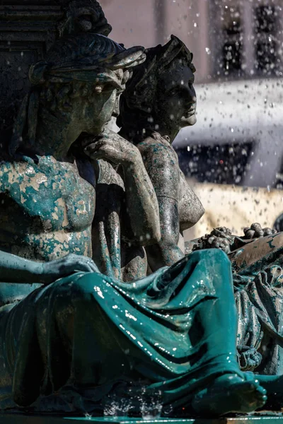 Bronzene Statuen der Göttlichkeit im Brunnen — Stockfoto