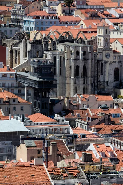 Santa Justa Lift en de ruïne van de Carmo klooster — Stockfoto