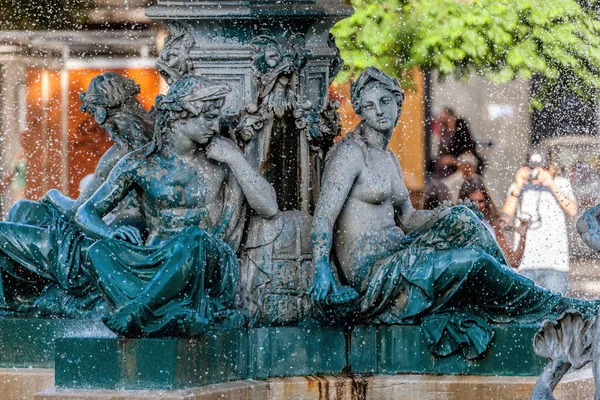 Bronzen goddelijkheid standbeelden in de fontein — Stockfoto