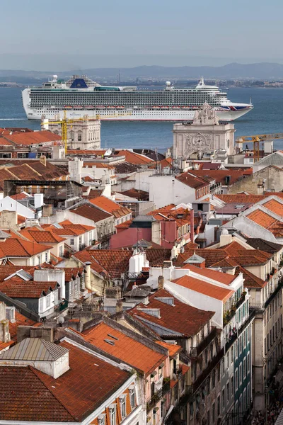 Kreuzfahrtschiff passiert Lissabon, Portugal. — Stockfoto