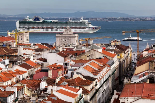 Výletní loď předávání Lisabon, Portugalsko. — Stock fotografie