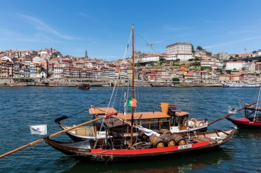 Porto'nun ikonik Rabelo tekneler Douro Nehri üzerinde