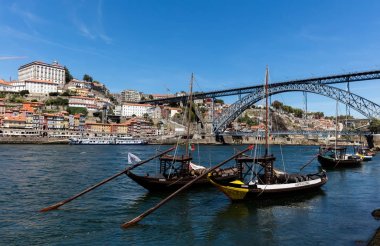 Porto'nun ikonik Rabelo tekneler Douro Nehri üzerinde