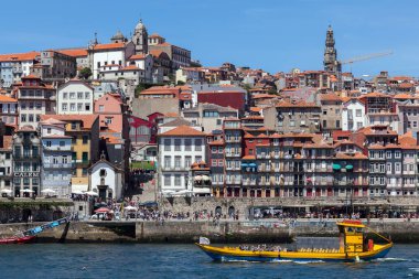 Porto'nun Douro nehrin eski şehir görünümünü