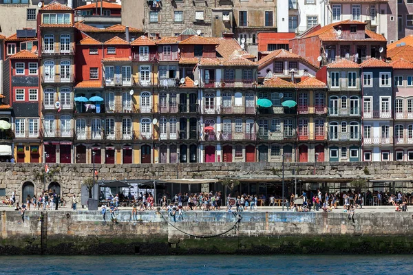 Vue de la vieille ville de Porto de l'autre côté du fleuve Douro — Photo