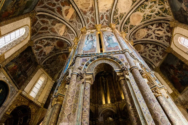 装饰与晚哥特式绘画的圆的教会的内部 — 图库照片