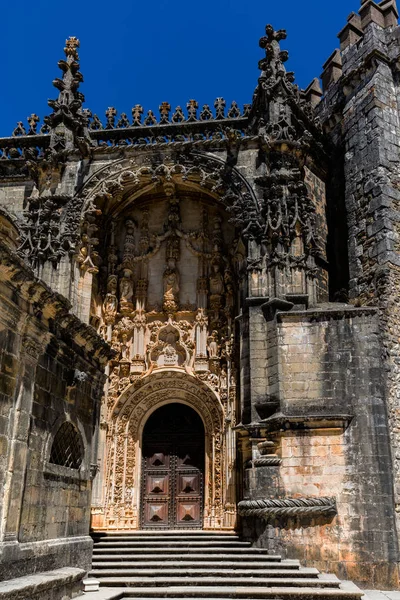 A entrada da igreja do convento de Tomar em estilo manuelino . — Fotografia de Stock