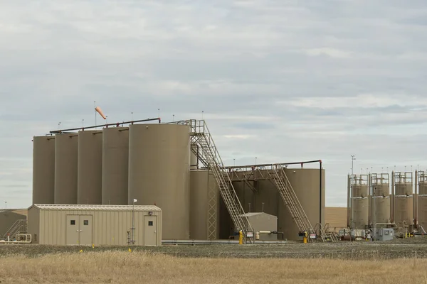 Oil Well and storage tanks — Stock Photo, Image