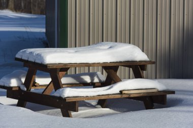 Kar kaplı piknik masası