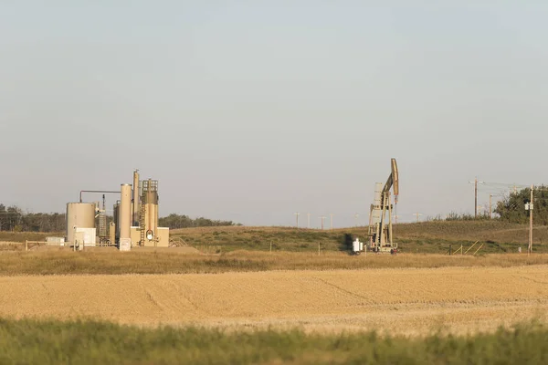 Poço de petróleo e tanques de armazenamento — Fotografia de Stock