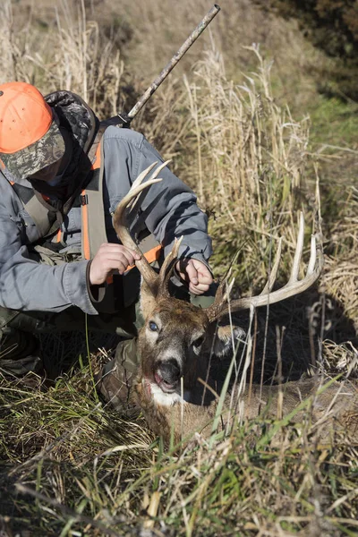 Ung Deer Hunter Med Trofé Whitetailed Rådjur — Stockfoto
