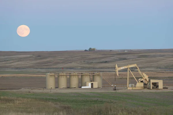 Een Pompen Oliebronnen North Dakota — Stockfoto