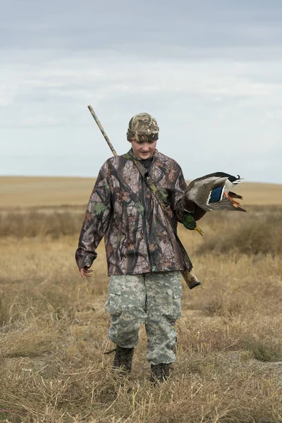 Joven Cazador Patos Dakota Del Norte Con Pato Mallard — Foto de Stock