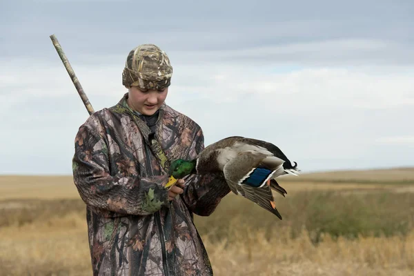 Nuori Ankanmetsästäjä Pohjois Dakotassa Mallard Duckin Kanssa — kuvapankkivalokuva