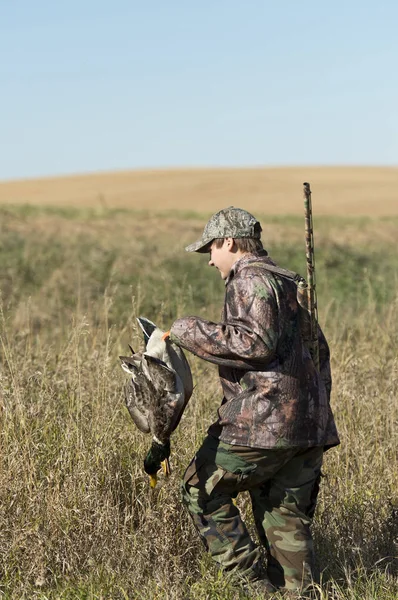 Kuzey Dakota Yeşilbaş Ördek Ile Bir Genç Ördek Avcısı — Stok fotoğraf