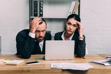 stresli iş adamları belgeler ve office içinde laptop ile işyerinde portresi