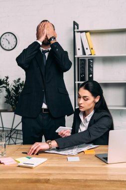 gizlenmiş görünümü office içinde laptop ile işyerinde odaklı iş kadını ve overworked işadamı