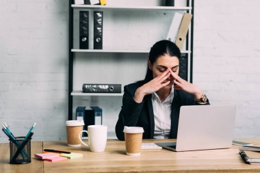 ofiste gitmek overworked işkadını işyeri dizüstü ve kahve ile takım elbiseli portresi