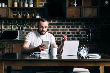ödeme yapmak faturaları sayım sonra hesap makinesi arıyorum şok genç adam
