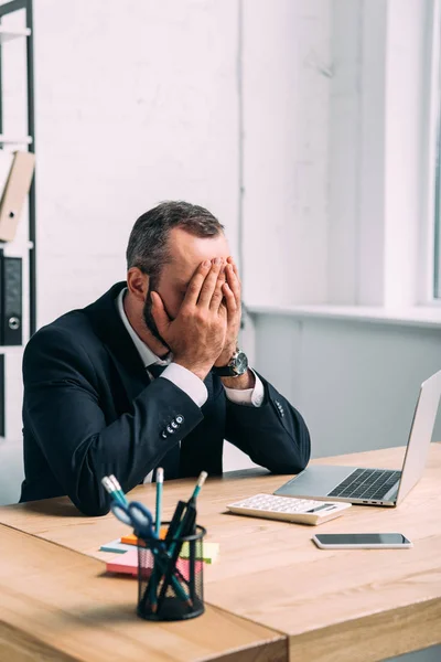 Verdunkelte Sicht Eines Überlasteten Geschäftsmannes Der Arbeitsplatz Das Gesicht Mit — Stockfoto