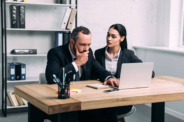 Retrato Empresarios Estresados Trajes Lugar Trabajo Con Computadora Portátil Oficina — Foto de Stock