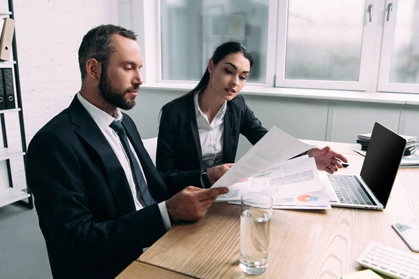 Focused Business People Working Together Documents Workplace Laptop Office — Stock Photo, Image