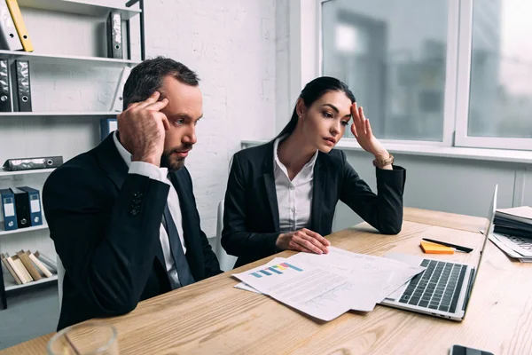 Colegas Negocios Cansados Trajes Lugar Trabajo Con Papeles Portátil Oficina — Foto de Stock