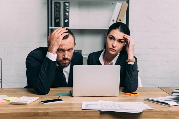 Retrato Empresarios Estresados Lugar Trabajo Con Documentos Computadora Portátil Oficina —  Fotos de Stock