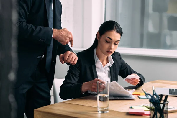 Bijgesneden Schot Van Gestresste Zakenvrouw Collega Werkplek Met Laptop Office — Stockfoto