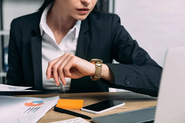 Cropped Shot Businesswoman Suit Checking Time Workplace Office — Stock Photo, Image
