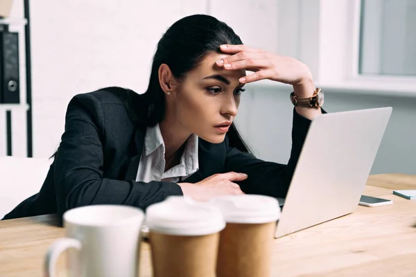 Vista Laterale Della Stanca Donna Affari Giacca Cravatta Che Lavora — Foto Stock