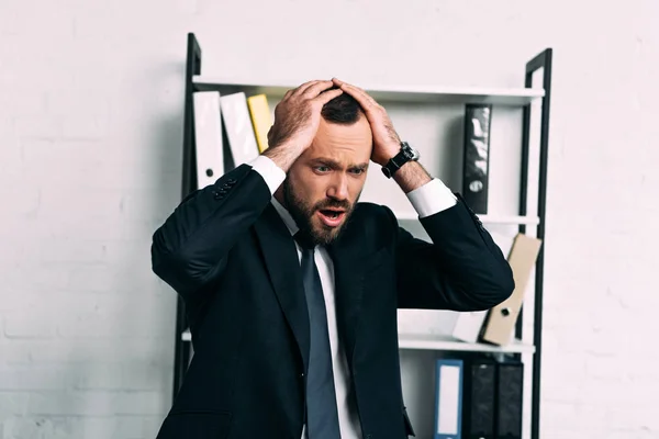 Retrato Empresário Estressado Terno Olhando Para Longe Escritório — Fotografia de Stock