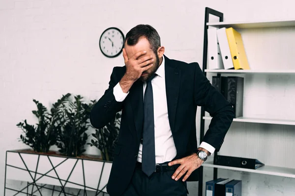 Затемнений Вид Стресового Бізнесмена Покриває Обличчя Рукою Костюмі Офісі — стокове фото