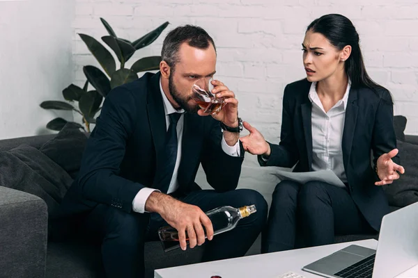 Homem Negócios Estressado Com Álcool Sentado Perto Colegas Mesa Café — Fotografia de Stock