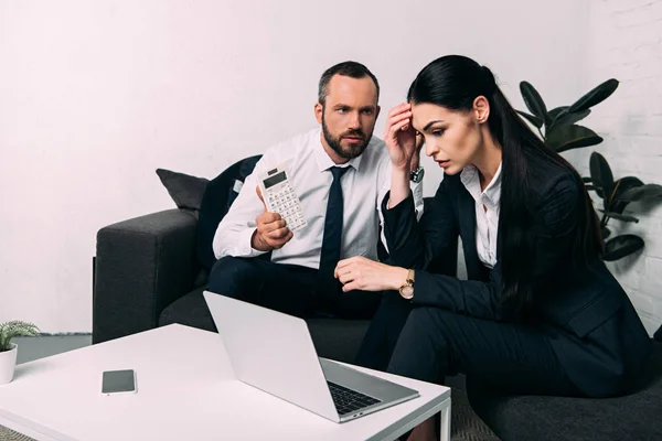 Colleghi Lavoro Stressati Che Lavorano Insieme Tavolino Ufficio — Foto Stock