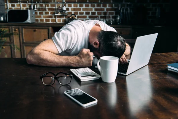 Κουρασμένος Freelancer Απομακρυσμένης Εργασίας Που Βρίσκεται Στον Πίνακα Φορητό Υπολογιστή — Φωτογραφία Αρχείου