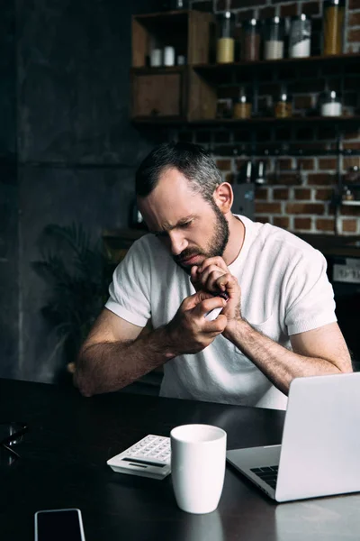 Angry Young Man Crumpling Photo Girlfriend — Stock Photo, Image